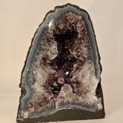 Ametyst Grotte � Brasiliansk Elegance med Dyb Lilla Krystaller