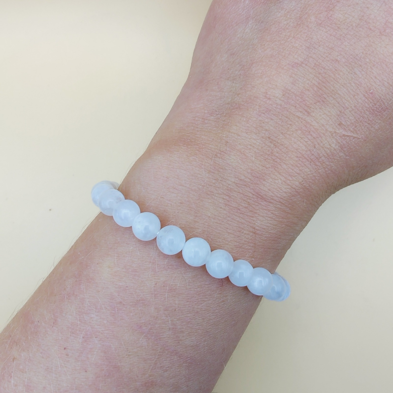 Hvid M�nesten Armb�nd 6mm