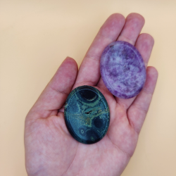 Bekymringssten i forskellige krystaller 