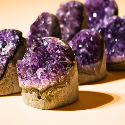 Uruguayansk Ametyst med Skret Base