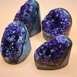 Uruguayansk Ametyst med Skret Base