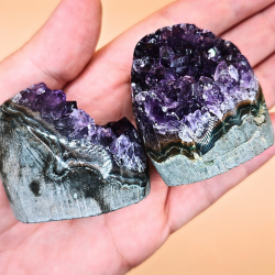 Uruguayansk Ametyst med Skret Base