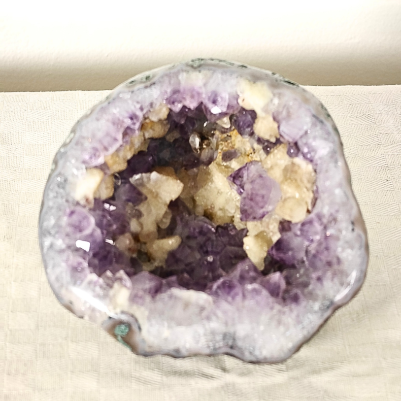 Ametyst Geode med Calcit 