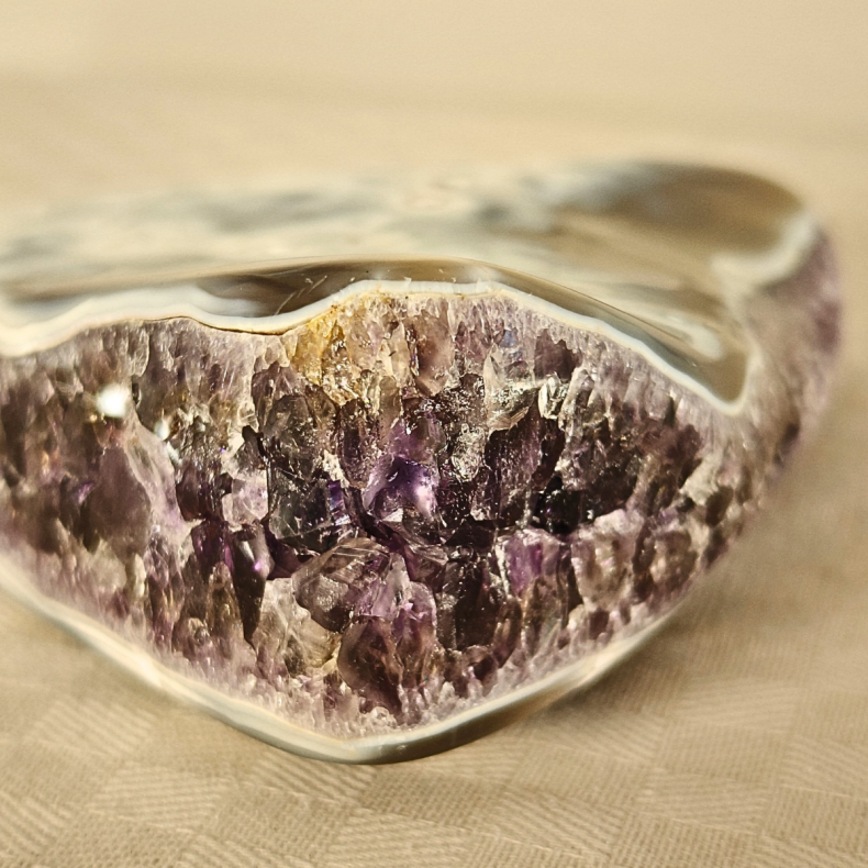 Poleret Ametyst geode med Orca agat, vejer 400 gram 