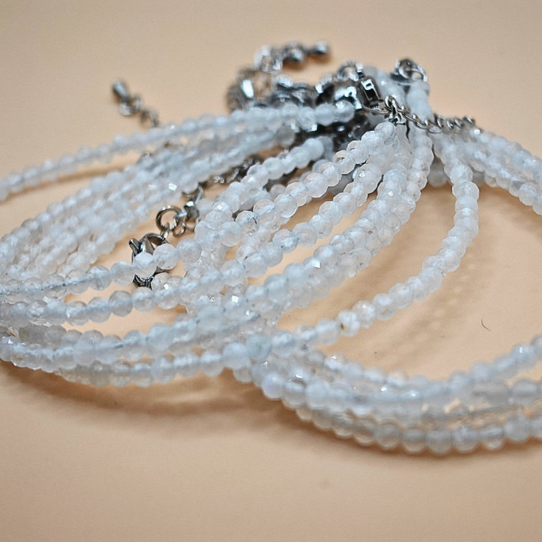 Hvid M�nesten Armb�nd � Facetslebet