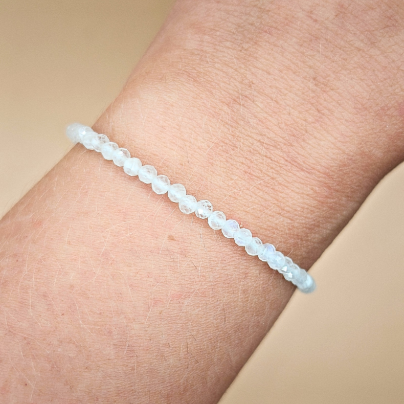 Hvid Mnesten Armbnd  Facetslebet