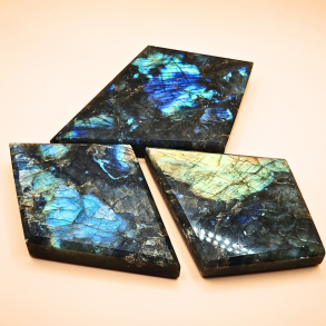 Labradorit Pyramide i Rombeform