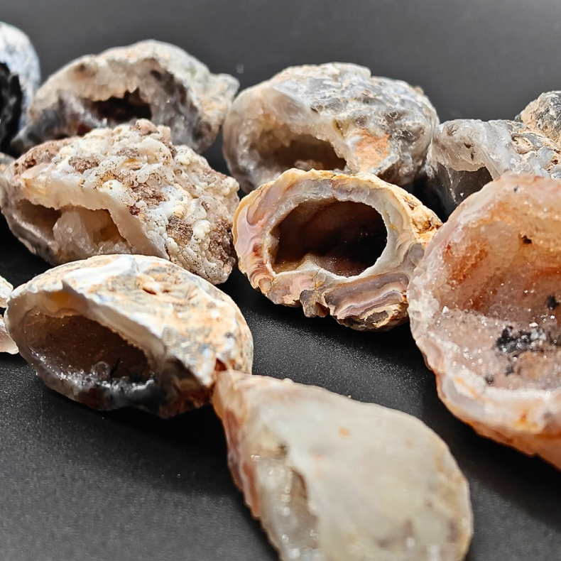 Sm� Halve Agat Geoder med Druzy � Brasilien