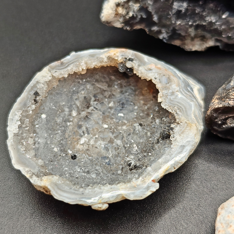 Sm� Halve Agat Geoder med Druzy � Brasilien