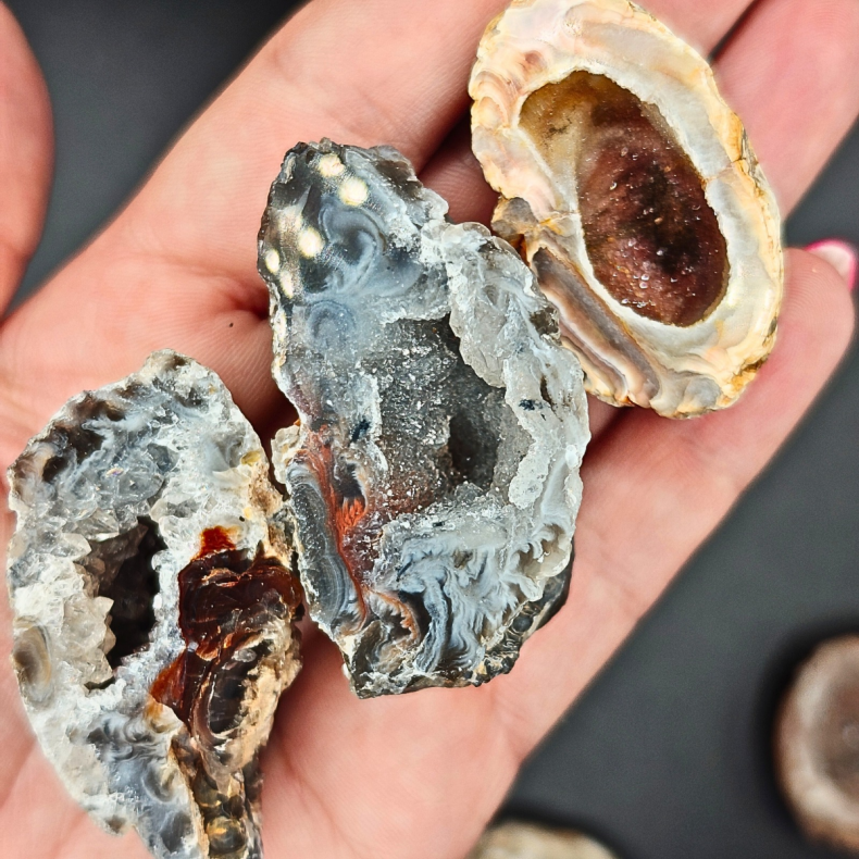 Sm� Halve Agat Geoder med Druzy � Brasilien