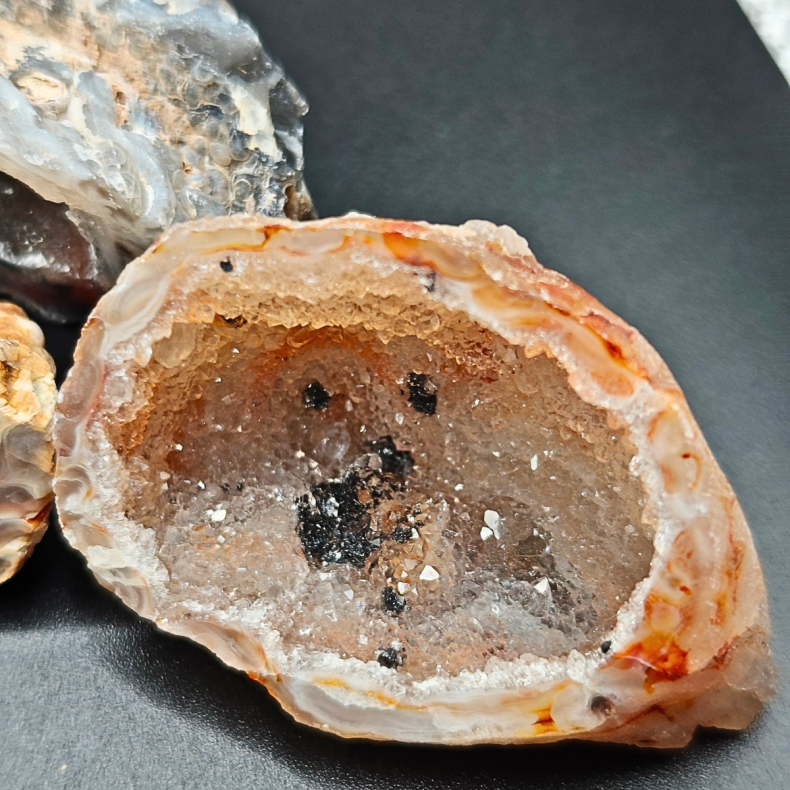 Sm� Halve Agat Geoder med Druzy � Brasilien