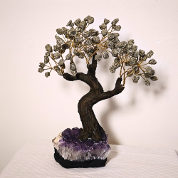 Pyrit Tr� p� R� Ametyst Klynge � Stor og Imponerende Figur (1,9 kg)