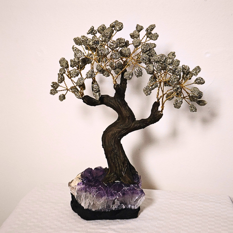 Pyrit Tr� p� R� Ametyst Klynge � Stor og Imponerende Figur (1,9 kg)