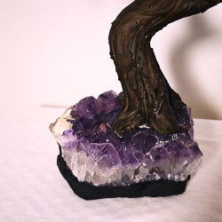 Pyrit Tr� p� R� Ametyst Klynge � Stor og Imponerende Figur (1,9 kg)