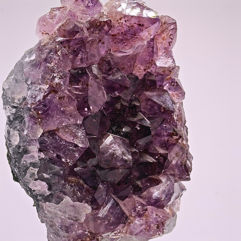 Ametyst Klynge p� Sort Metal Stander � ca. 15 cm h�j