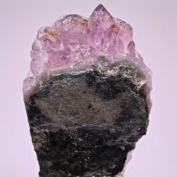 Ametyst Klynge p� Sort Metal Stander � ca. 15 cm h�j