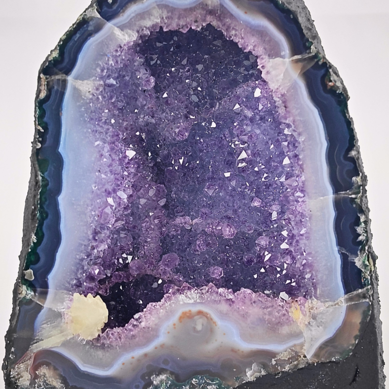 Ametyst Grotte med Calcit &amp; Agatkant � Brasilien (3 kg)