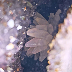 Sommerfugle Grotte � Ametyst med Calcit &amp; Guld Rutil