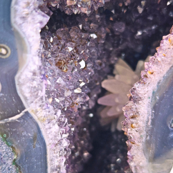 Sommerfugle Grotte � Ametyst med Calcit &amp; Guld Rutil