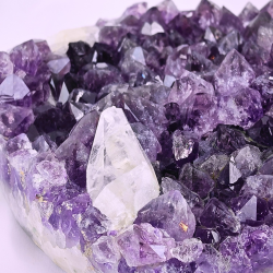 Ametyst Klynge med Store Calcit Spidser