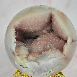Pink ametyst kugle med stor druzy hule