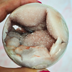 Pink ametyst kugle med stor druzy hule