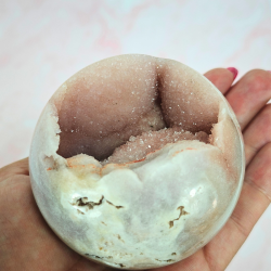 Pink ametyst kugle med stor druzy hule