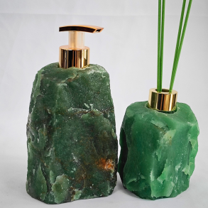 Frisk naturmagi og ro til badev�relset: Unikt s�bedispenser- & diffusers�t i gr�n r� kvarts