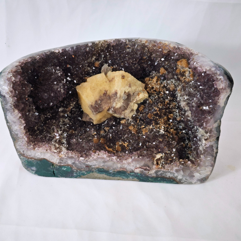 Spektakul�r ametystgeode (cut-base) med store calcit-cuber og sukker-krystaller fra Brasilien