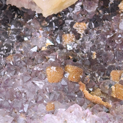 Spektakul�r ametystgeode (cut-base) med store calcit-cuber og sukker-krystaller fra Brasilien