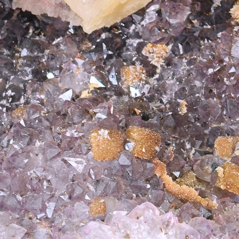Spektakul�r ametystgeode (cut-base) med store calcit-cuber og sukker-krystaller fra Brasilien
