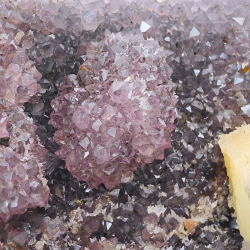 Spektakul�r ametystgeode (cut-base) med store calcit-cuber og sukker-krystaller fra Brasilien
