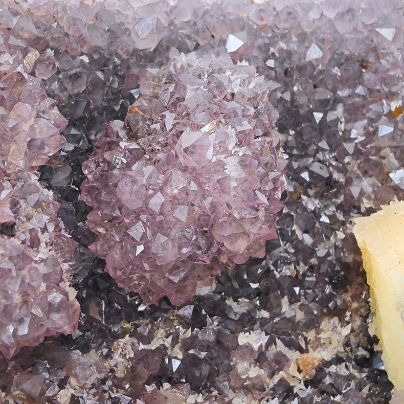 Spektakul�r ametystgeode (cut-base) med store calcit-cuber og sukker-krystaller fra Brasilien