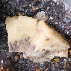 Spektakul�r ametystgeode (cut-base) med store calcit-cuber og sukker-krystaller fra Brasilien