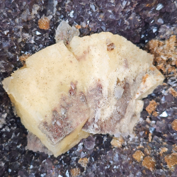 Spektakul�r ametystgeode (cut-base) med store calcit-cuber og sukker-krystaller fra Brasilien