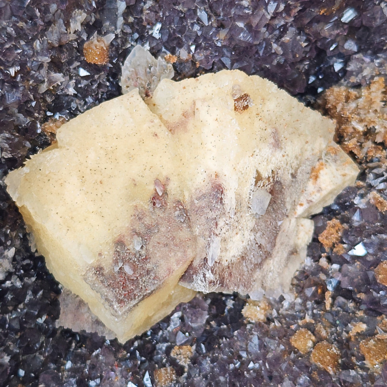 Spektakul�r ametystgeode (cut-base) med store calcit-cuber og sukker-krystaller fra Brasilien