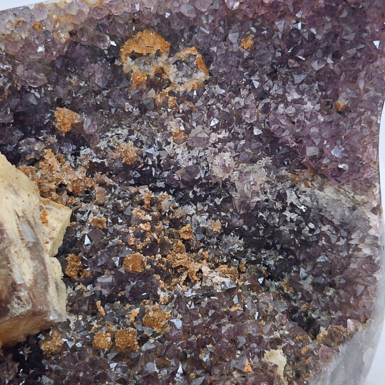 Spektakul�r ametystgeode (cut-base) med store calcit-cuber og sukker-krystaller fra Brasilien