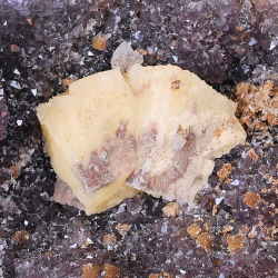 Spektakul�r ametystgeode (cut-base) med store calcit-cuber og sukker-krystaller fra Brasilien