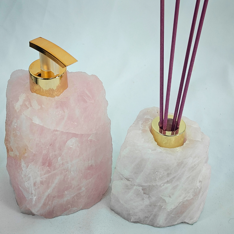 K�rlighed og bl�d luksus til badev�relset: Unikt s�bedispenser- &amp; diffusers�t i r� rosakvarts