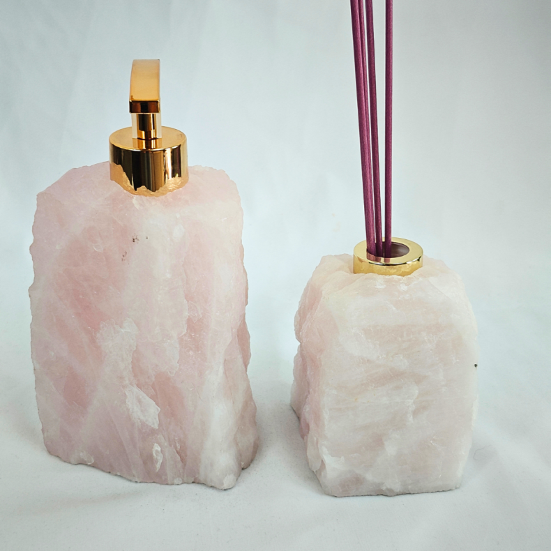 K�rlighed og bl�d luksus til badev�relset: Unikt s�bedispenser- &amp; diffusers�t i r� rosakvarts