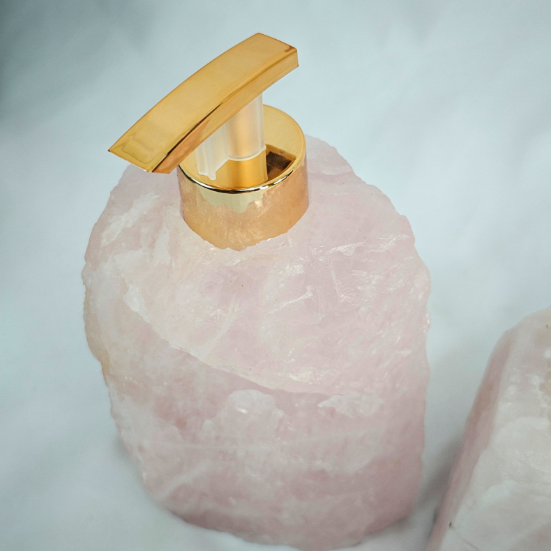 K�rlighed og bl�d luksus til badev�relset: Unikt s�bedispenser- &amp; diffusers�t i r� rosakvarts