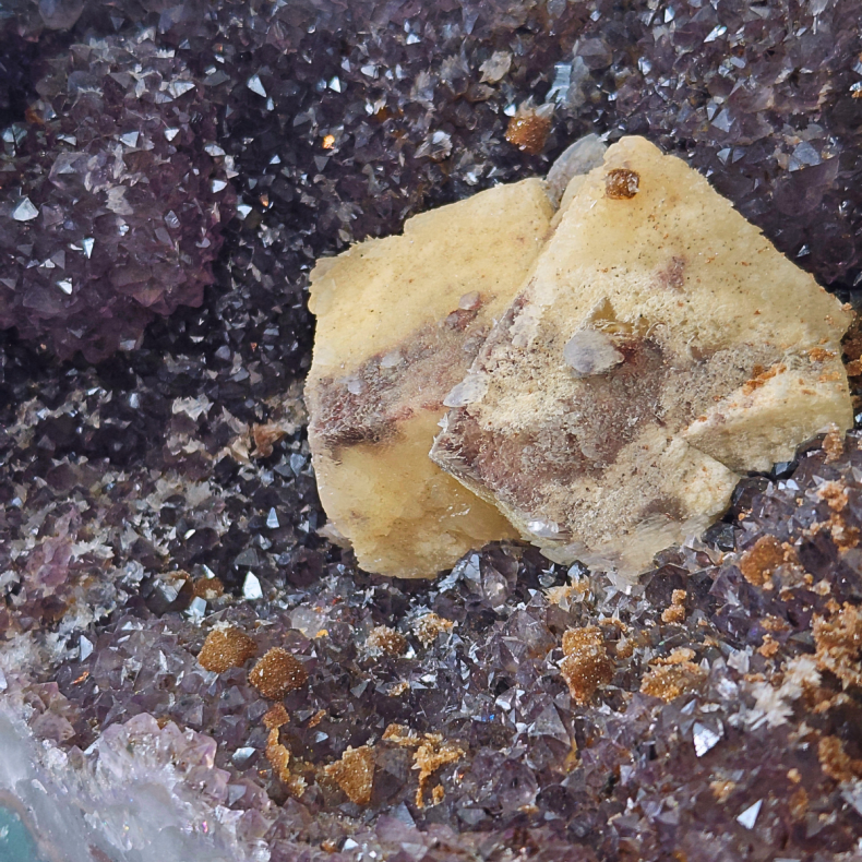 Spektakul�r ametystgeode (cut-base) med store calcit-cuber og sukker-krystaller fra Brasilien