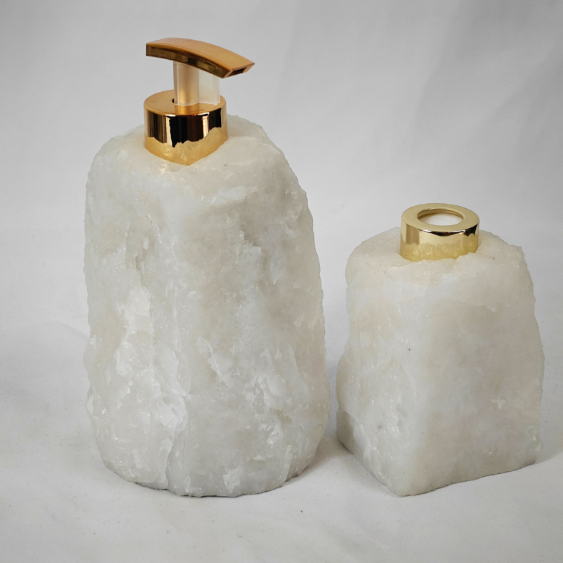 Luksuri�st s�t med s�bedispenser og diffuser i hvid kvarts med gyldne detaljer 