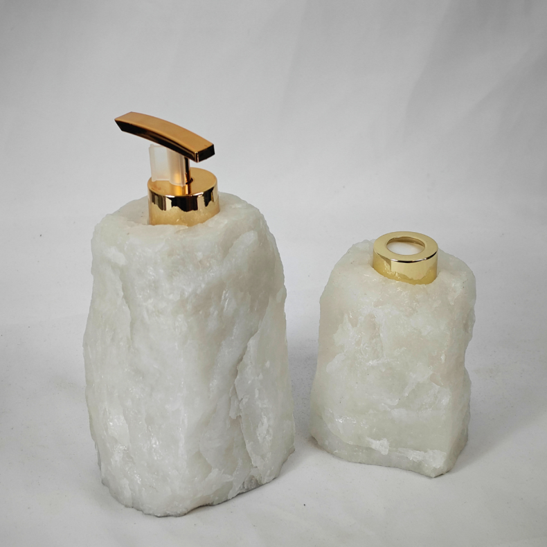 Luksuri�st s�t med s�bedispenser og diffuser i hvid kvarts med gyldne detaljer 